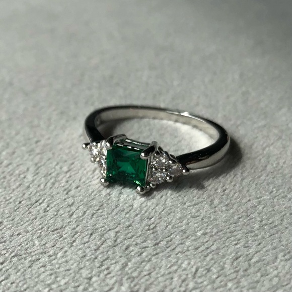 Emerald Colour Square Cut Stone ~ Stainless Steel Ring ~ Women’s Size 7 - Picture 10 of 11